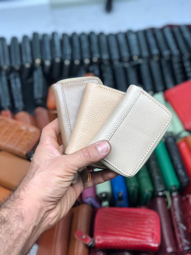 کرمی طرحدار و ساده